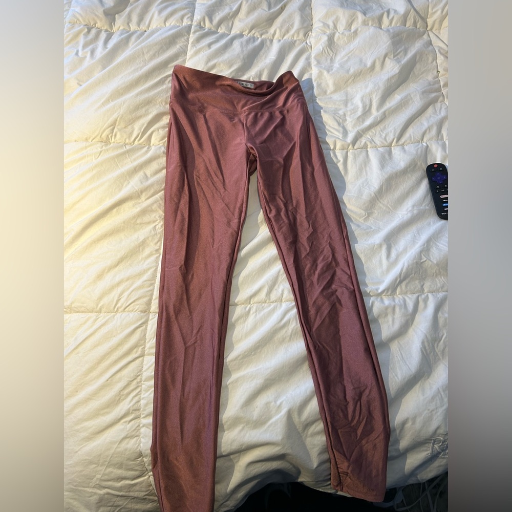 Shiny pink leggings